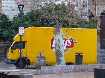 Un camió estacionat davant la Parròquia.
