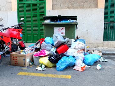 Un contenidor envoltat de fems, avui dematí