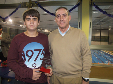 Lluís Cardell rebent el guardó de mans del batle.