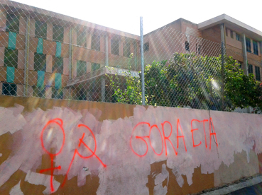 La pintada proetarra a la paret de l'institut de secundària