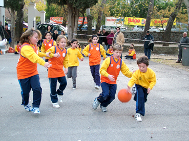 Una de les activitats de l'escola de bàsquet.