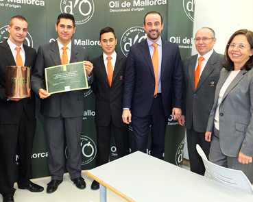 Representants de l'escola recollint el guardó