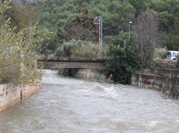 El torrent baixant a ple rendiment.