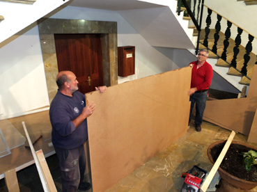 Els voluntaris durant el muntatge del betlem