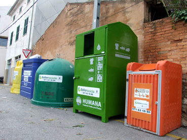 Els contenidors ara situats en un costat de la plaça