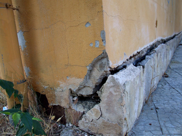 A l'exterior hi ha diversos clivells