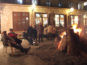 El fogueró encès a la Tercera Edat de Sóller.
