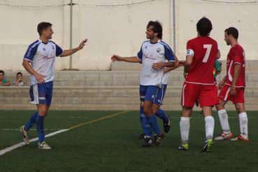 Xisco Cladera va marcar de penal el primer gol del capvespre.