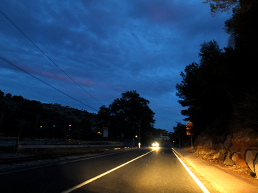 La carretera es queda a les fosques cada nit