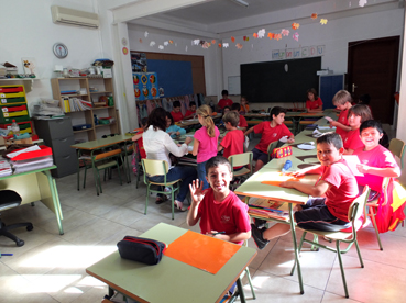 Alumnes de diferents cursos de la Caritat en una aula avui capvespre