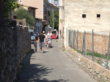 La Vila estudia obrir aquest tram del carrer al trànsit rodat.