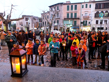 Molts nins varen participar a l'acte nadalenc