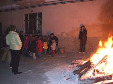 Veïns devora un fogueró a Bunyola.