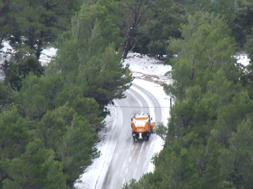 La màquina retirant la neu de la calçada