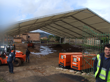 Els operaris muntant la carpa