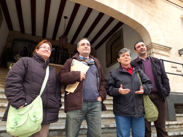 Els representants de Més davant les Cases de la Vila