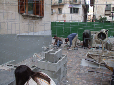 Els operaris col.locant els primers blocs