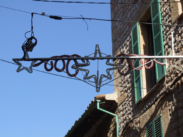 Una garlanda al carrer den Serra