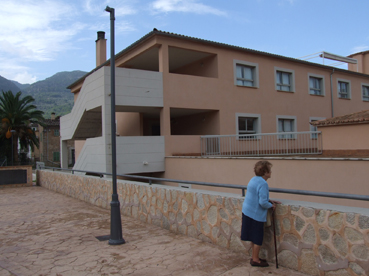 Un fanal situat devora la residència