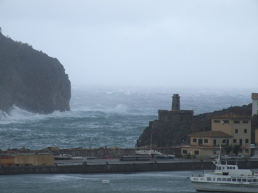 La bocana del Port, amb una intensa maror.