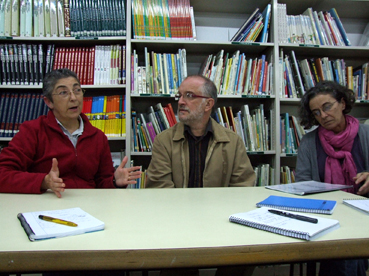 El batle i el personal encarregat de la biblioteca