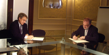 Carbonero i Bernat firmant el conveni