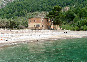 Can Ganxo, sobre la platja de Cala Tuent.