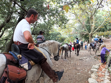 Uns cavallistes arribant a la font del Noguer