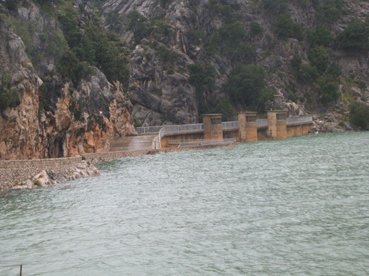 L'embassament, ple a vessar.