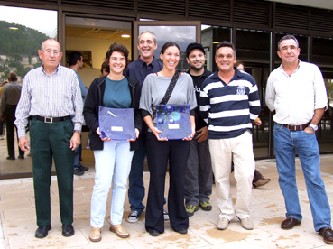 Les campiones amb els directius del Club Nàutic.