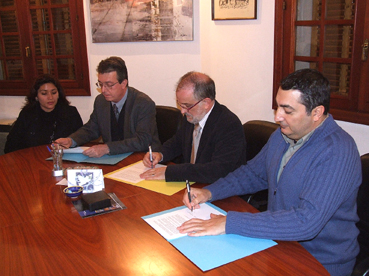 La signatura del conveni entre la família, la vila i JJMM.