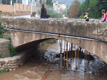 L'apuntalament del pont del futbol, danyat