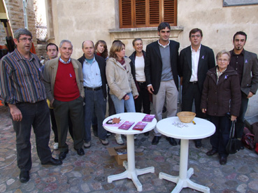 Membres del PSOE flanquejant Antich