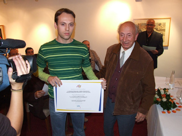 Vicens en el moment de recollir el premi