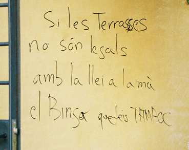 La pintada està a la fatxada de l'oratori