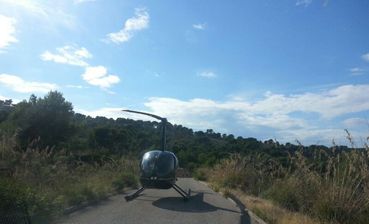Mathias Kühn aterra amb el seu helicòpter a la urbanització.