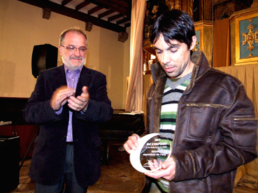 Tòfol Castanyer mirant l'obsequi lliurat pel batle.