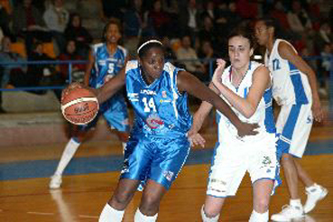 Nieves Llamas lluitant per una possessió.