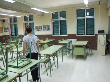 Una de les aules buides de l'Institut, durant la jornada d'ahir.
