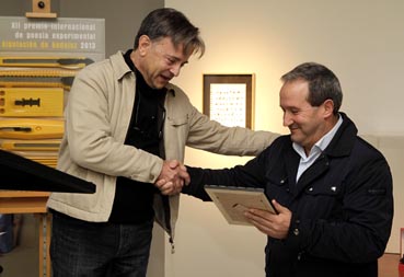 Martínez recollint el guardó