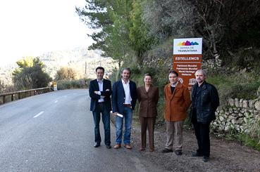 Representants institucionals devora un dels cartells