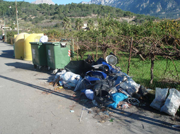 El fems s'espargeix pel costat de la calçada.