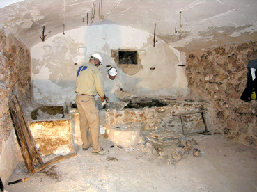 Operaris del Consell treballant a la tafona.
