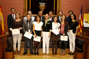 Foto de família dels premiats amb autoritats