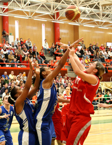 Les errades en el joc exterior del Mariana l'allunyaren del triomf.