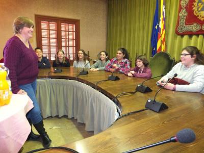 Els nins han ocupat la sala de plens