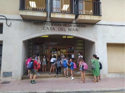Els escolars entrant avui dematí a la Casa del Mar del Port.