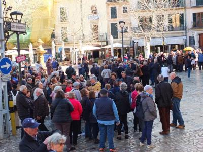 Desenes de majors avui a la plaça de la Constitució