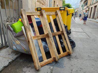 Voluminosos, ahir, devora uns contenidors