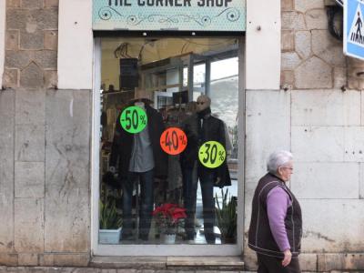 Un comerç amb el cartell de rebaixes